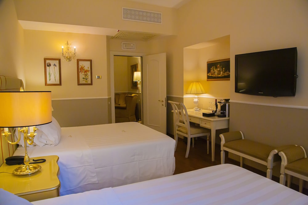 Junior Suite, 2 Queen Beds - Photo 2