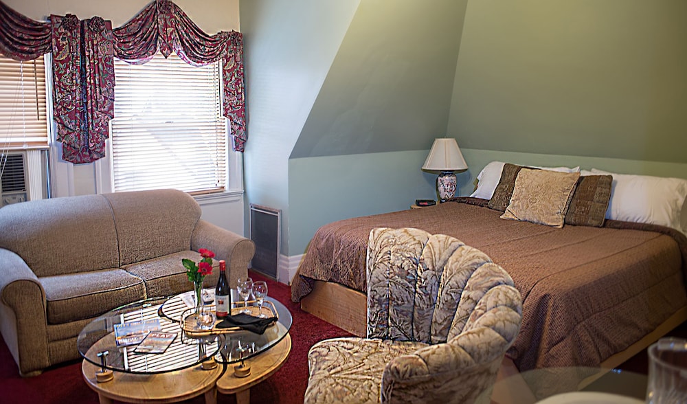 Basic Room, 1 King Bed, Courtyard View (Mini Room)