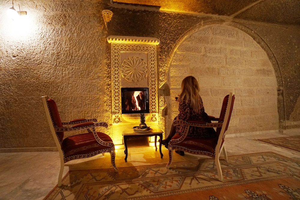 Deluxe Queen Suite photo 3