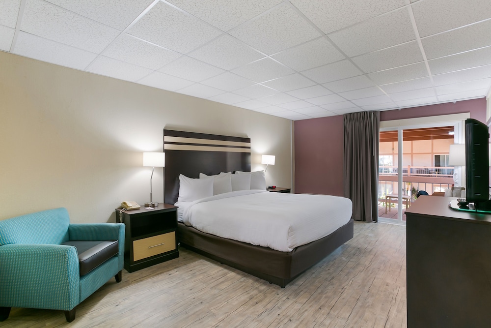 Deluxe Room, 1 King Bed, Pool Access, Poolside photo 2