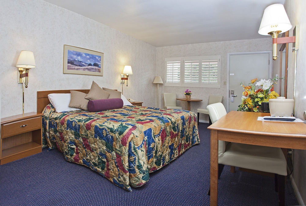 Standard Room, 1 King Bed - Photo 1