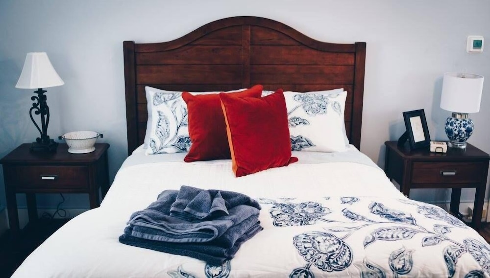 Luxury Room, 1 Queen Bed (Shared Bathroom) photo 2
