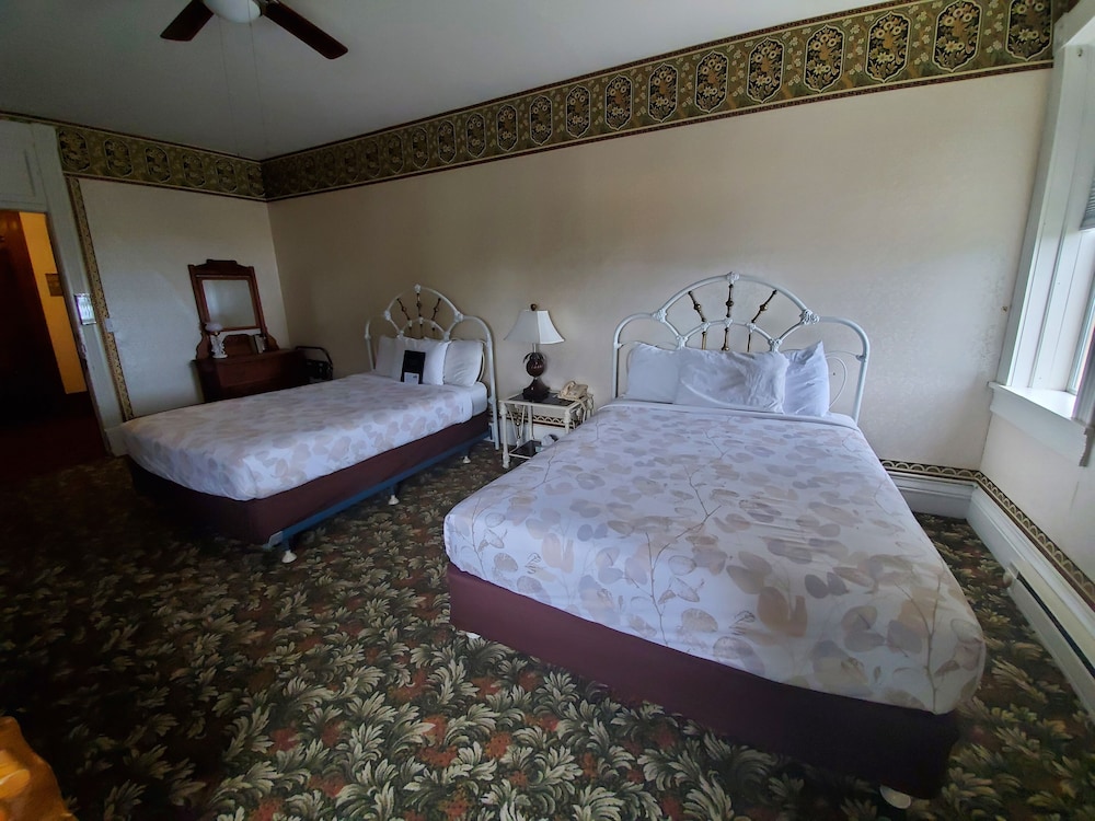 Classic Suite, 2 Queen Beds photo 3