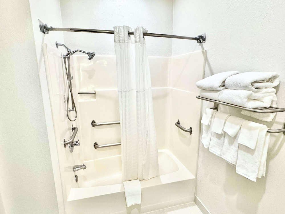 Room, 1 King Bed, Accessible, Non Smoking (Mobility, Bathtub w/Grab Bars) - Photo 4