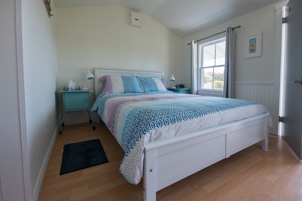 Comfort Cabin, 1 Queen Bed, Kitchenette, Ocean View photo 1
