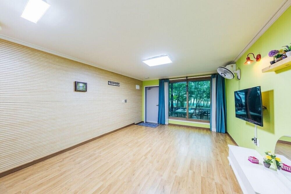 Room (103) photo 1