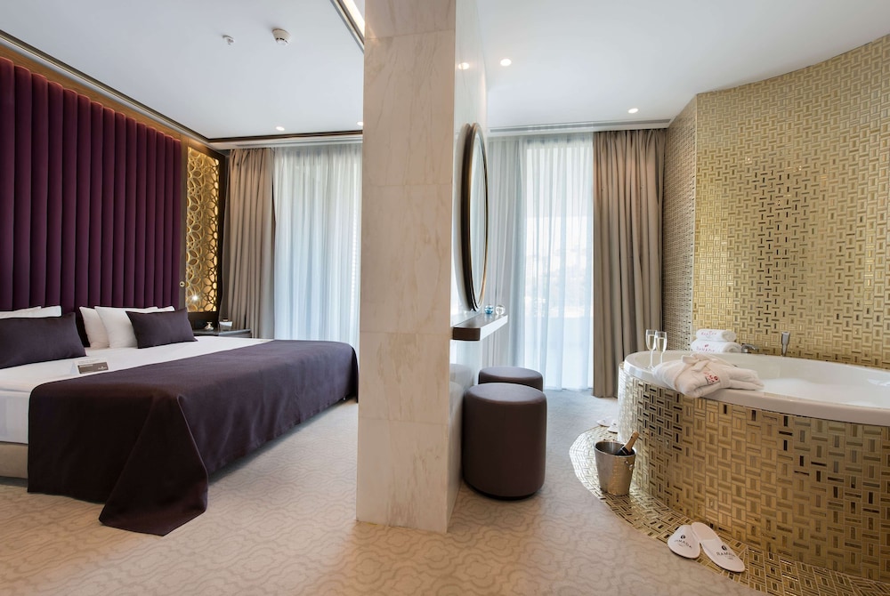 Honeymoon Suite, 1 King Bed, Non Smoking, City View