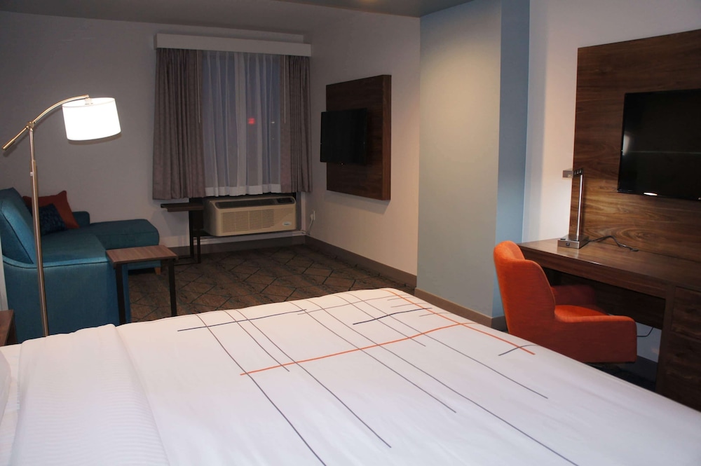 Suite, 1 King Bed, Non Smoking - Photo 3