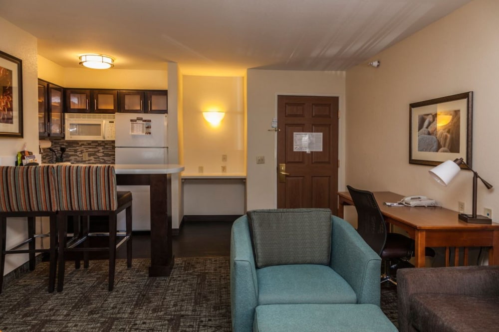 Suite, 2 Bedrooms, Kitchen - Photo 5