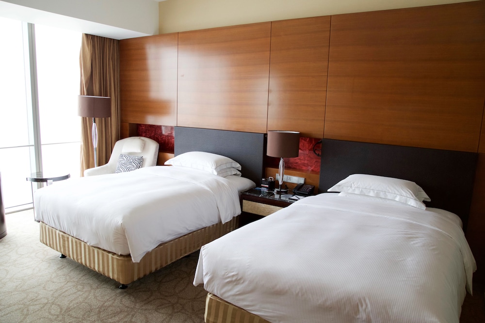 2 DOUBLE BEDS HILTON GUESTROOM photo 3