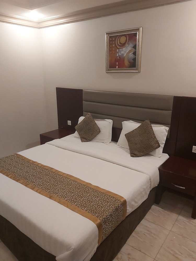 Deluxe Room, 1 Queen Bed photo 1