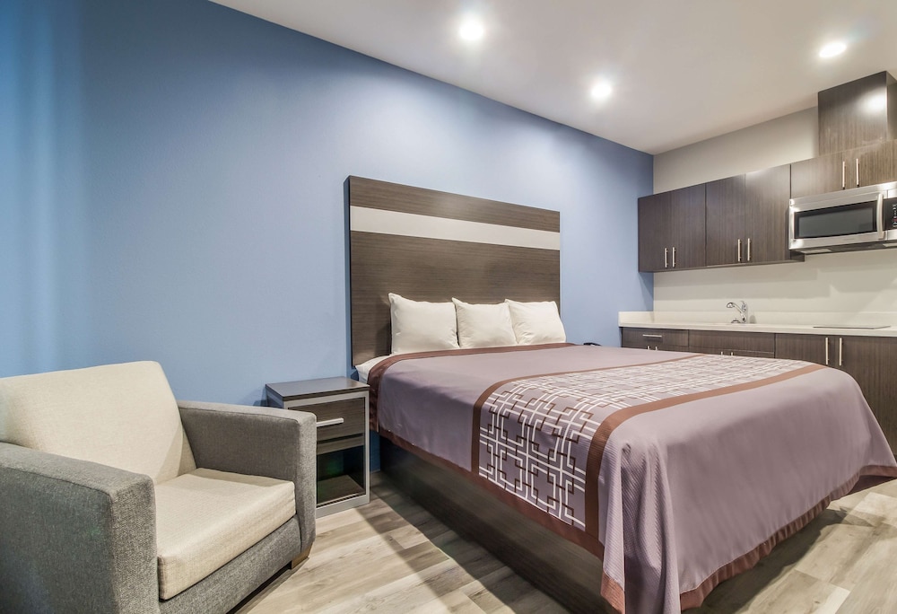 Standard Room, 1 King Bed, Non Smoking, Kitchenette - Photo 9