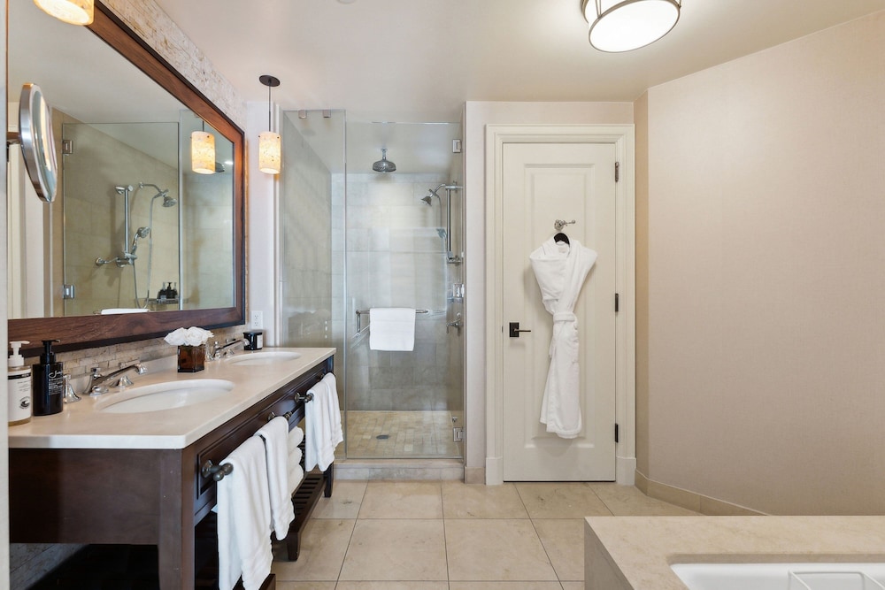 Suite, 1 Bedroom, Corner (View) - Photo 8