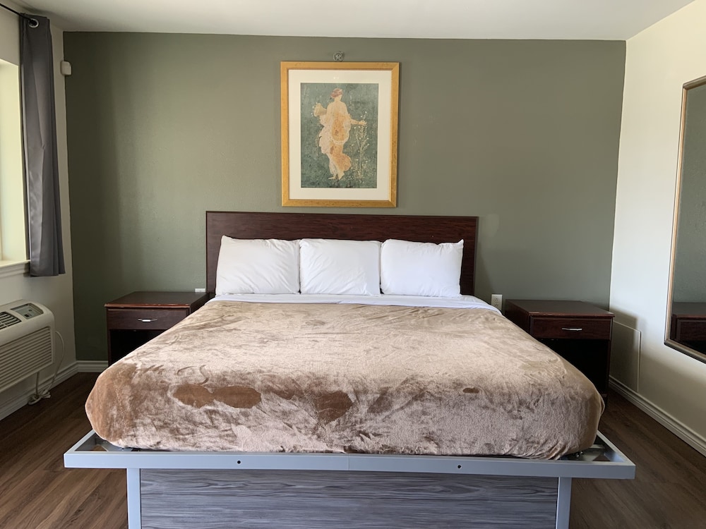 Standard Studio, 1 King Bed, Non Smoking, Kitchenette photo 1