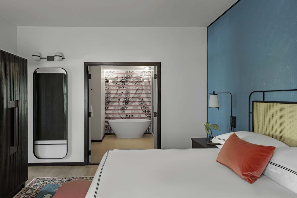 Suite, 1 King Bed (Fiddle)