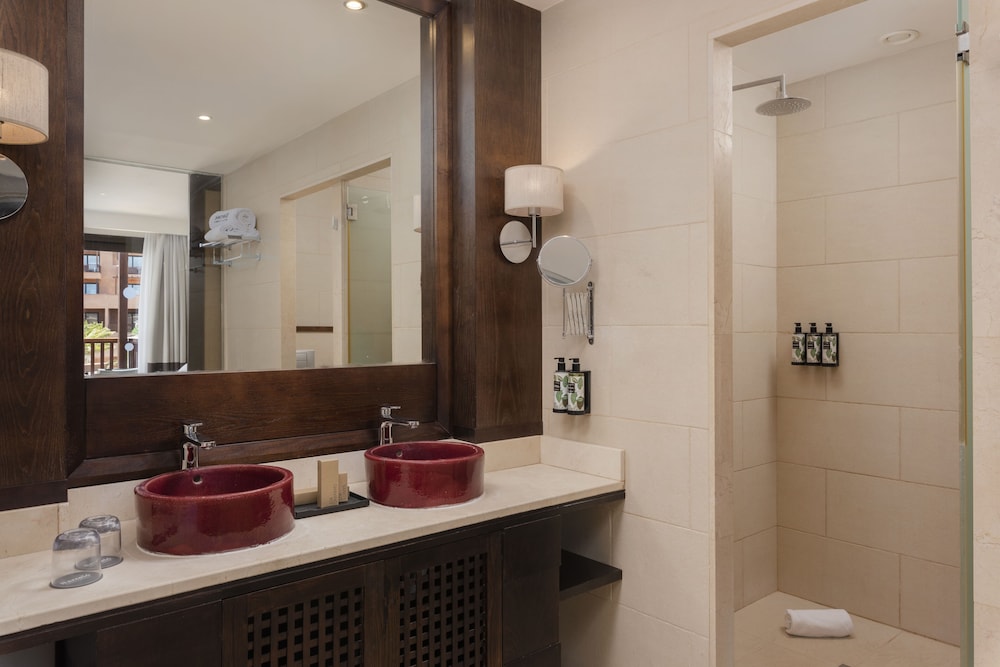 Room (2 con rooms, 3 adults + 1 child)