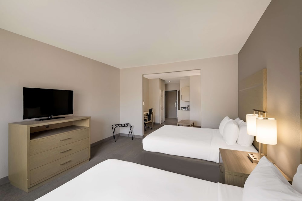 Standard Room, 2 Queen Beds, Accessible, Non Smoking (Walk-in Shower;with Sofabed) - Photo 3