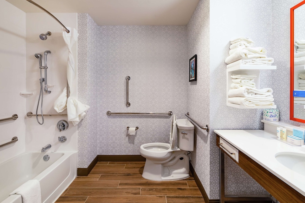 Room, 2 Queen Beds, Accessible, Bathtub - Photo 5