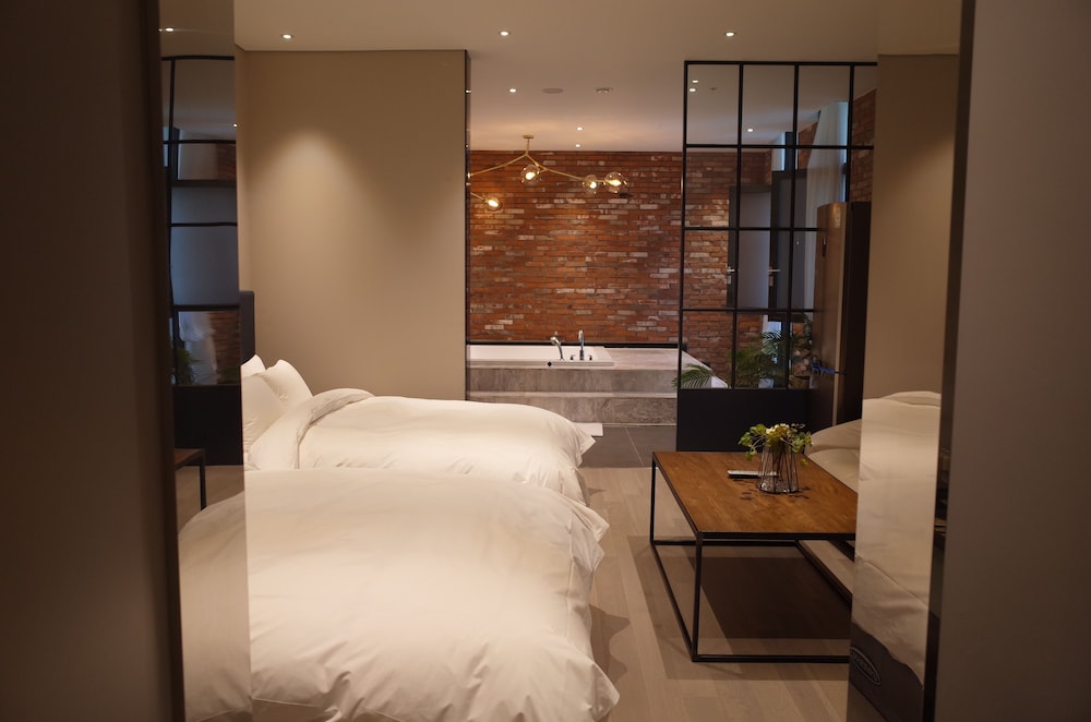 [Chicken/Beer PKG] Junior Suite Party Room
