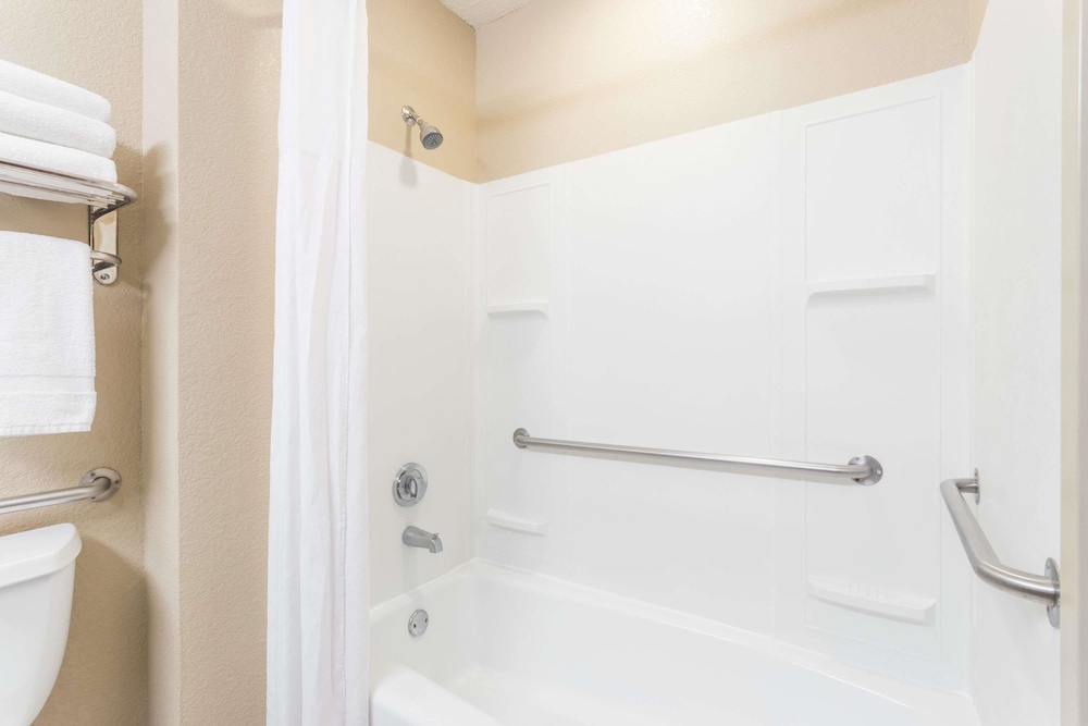 Basic Single Room (Hearing, Mobility Roll-In Shower) photo 2