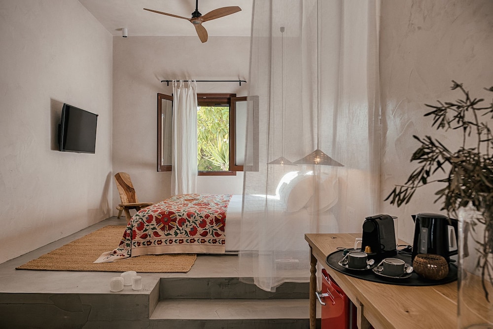 Design Studio, 1 King Bed, Partial Sea View (1)
