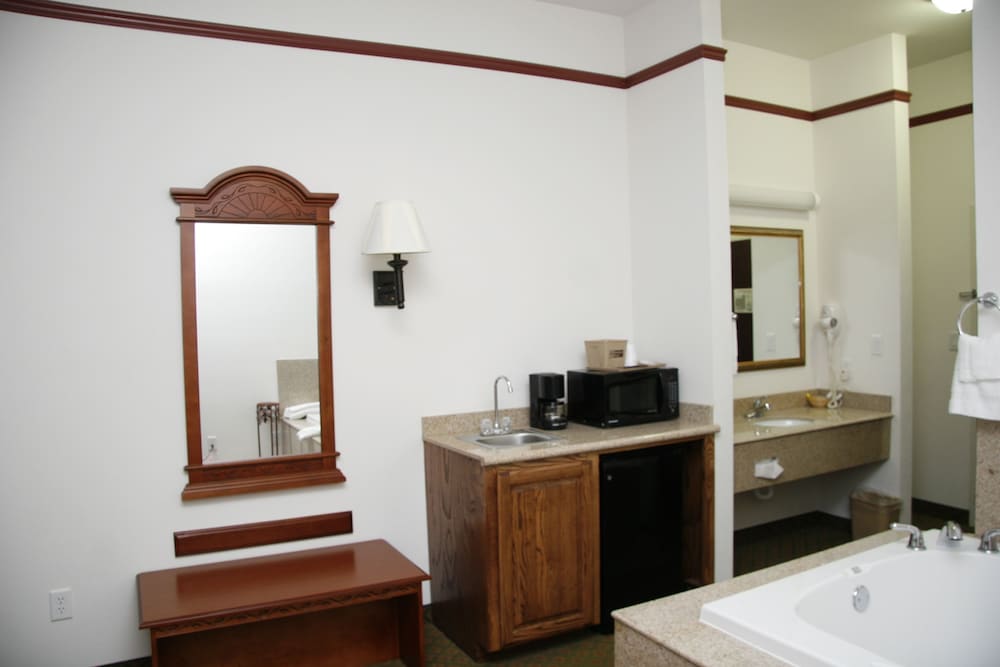 Superior Suite, 1 King Bed, Jetted Tub