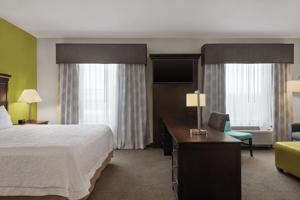 Hampton Inn & Suites Mishawaka/South Bend at Heritage Square, Photo 5