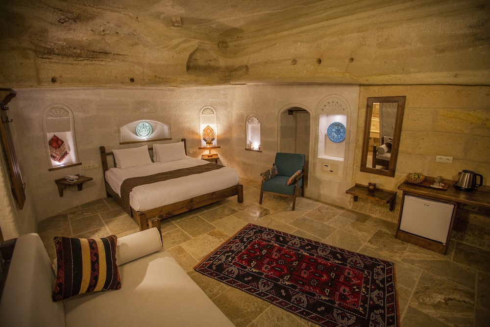 Deluxe Cave Room 204