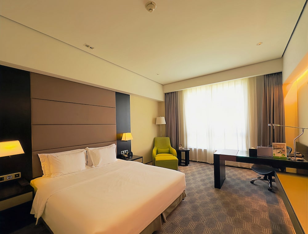 Standard Room, 1 King Bed, Smoking (Mid Floor) - Photo 5