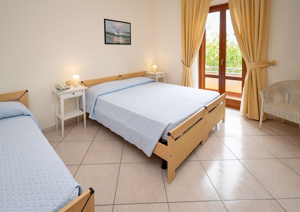 Classic Triple Room, Balcony photo 3