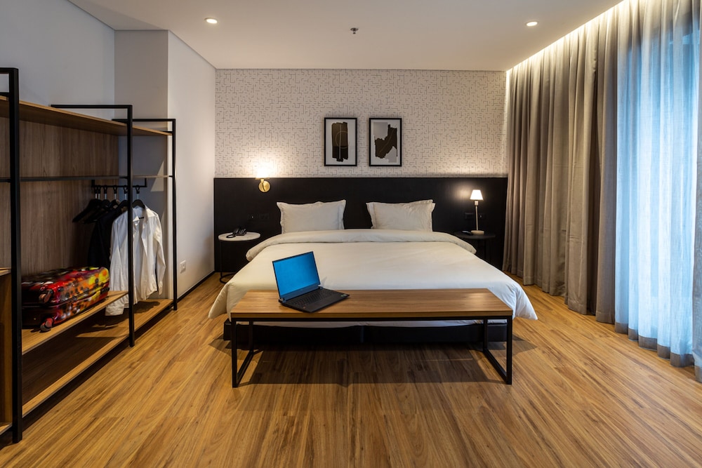 Premium PwD Disability Access - 1 King Bed - Photo 1