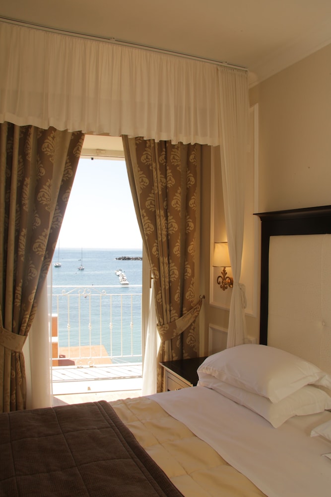 Junior Suite (beach access included)