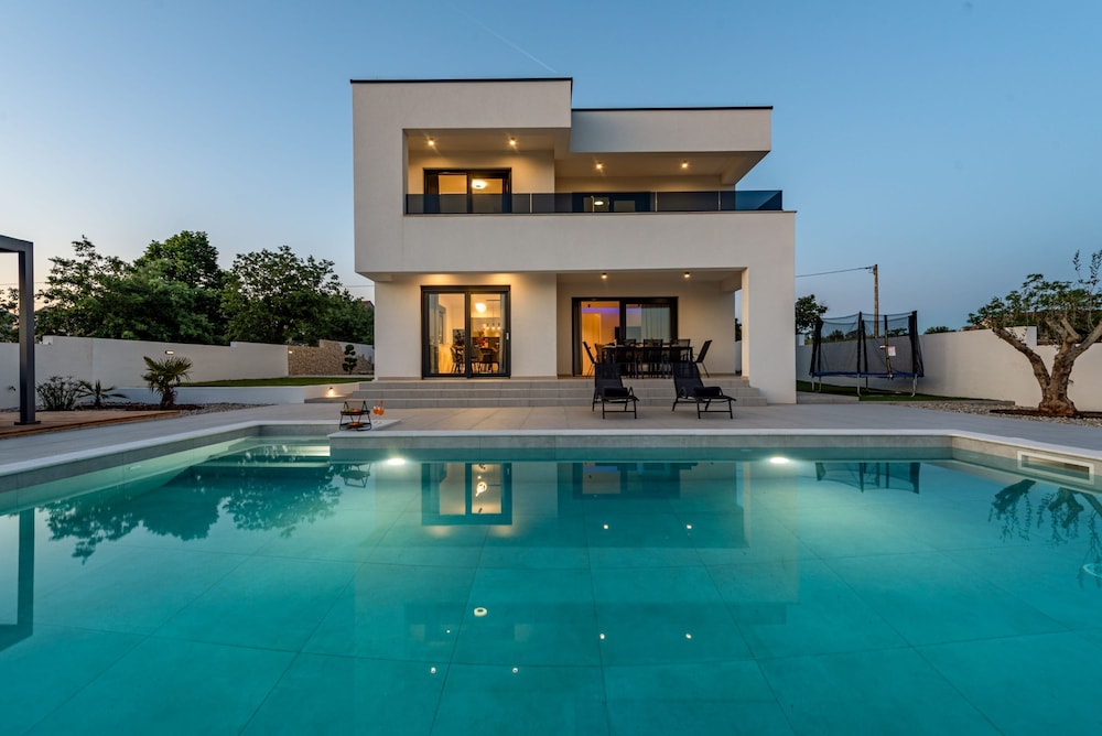 Villa photo 1