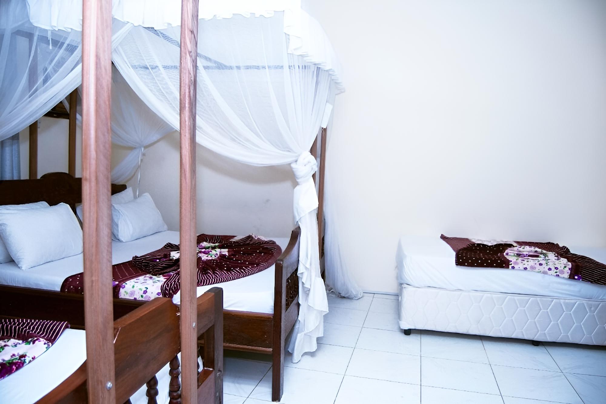 Basic Quadruple Room photo 3