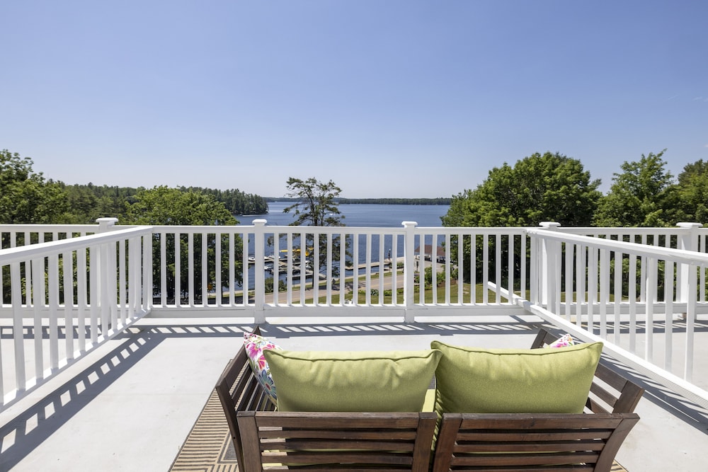 Standard Room, 1 King Bed, Balcony, Lake View photo 1