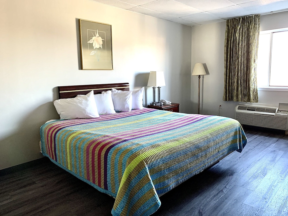 Standard Room, 1 King Bed photo 3