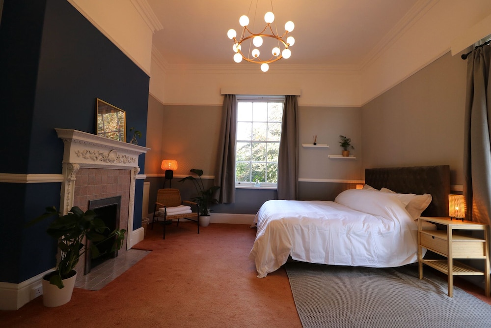 Deluxe Suite, Pool View (Not Pet friendly) photo 2