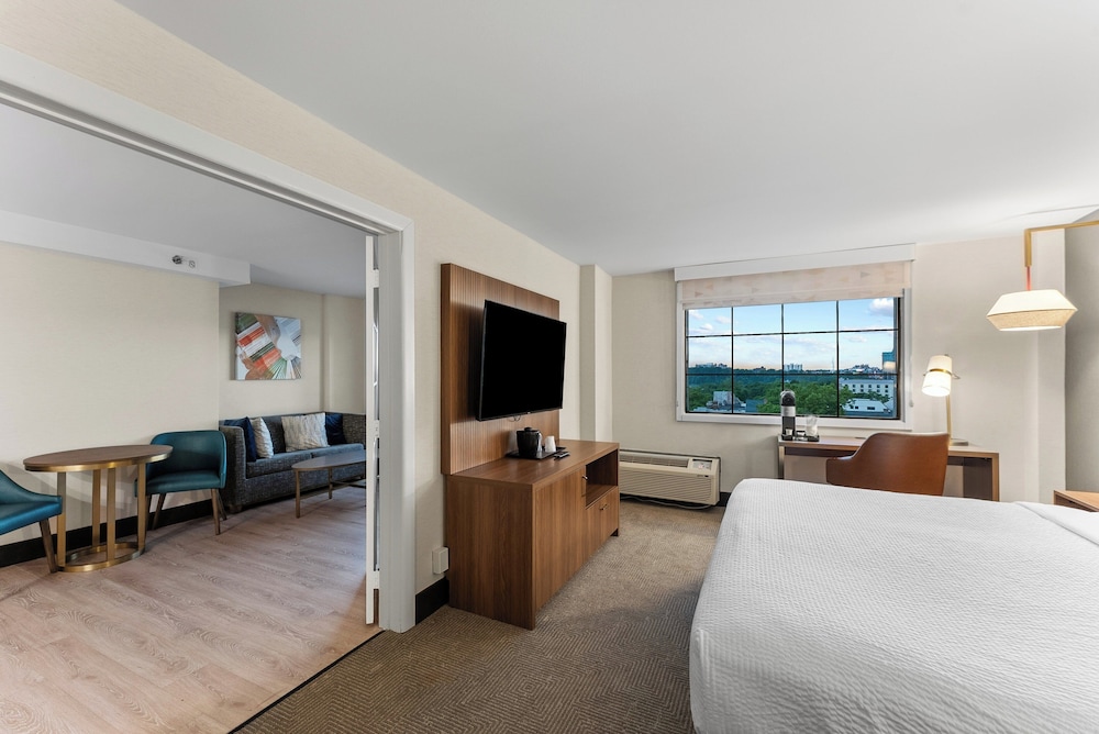 Suite, 1 King Bed (Canadian Skyline View) - Photo 35