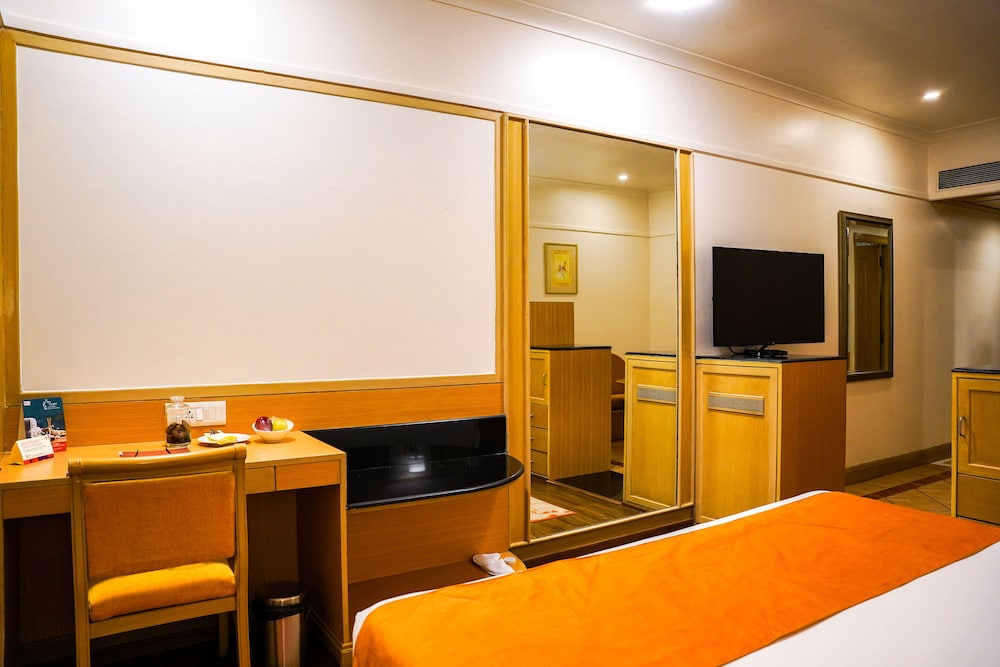 Club Executive King Room with Separate Sofa Seating Area photo 2