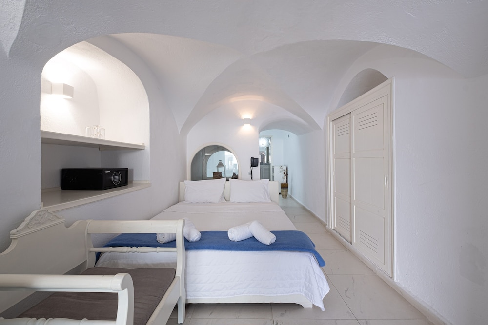 Superior Triple Room (Caldera View)