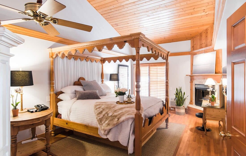 Deluxe Suite, 1 King Bed, 2 Bathrooms, Ocean View