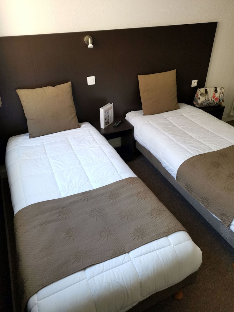 Basic Twin Room, 2 Twin Beds - Photo 4