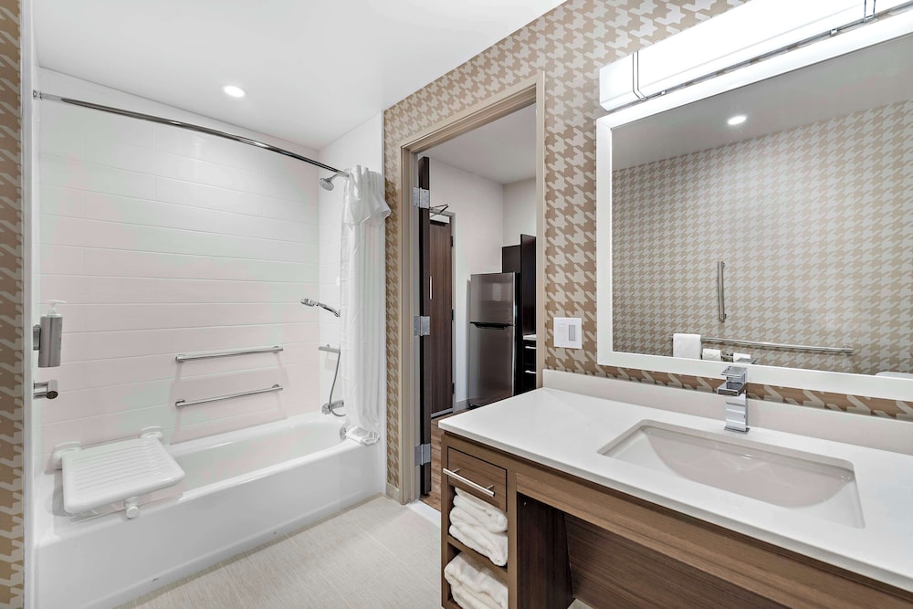 Suite, 1 King Bed, Accessible, Bathtub - Photo 6