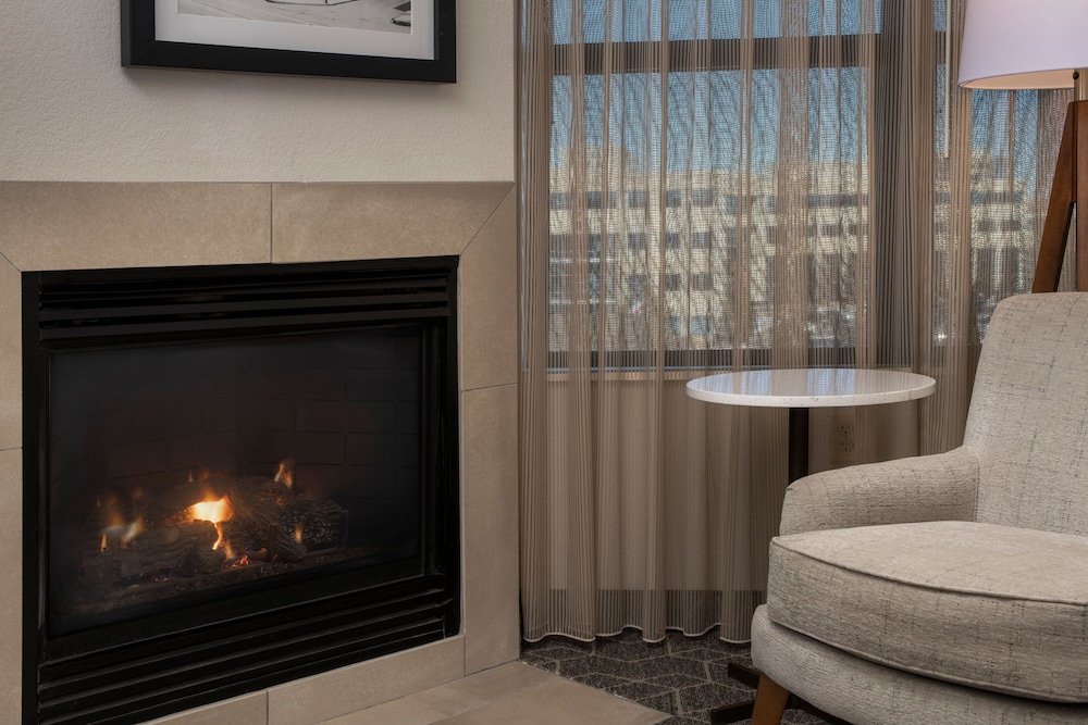 Suite, 2 Bedrooms, Fireplace - Photo 7