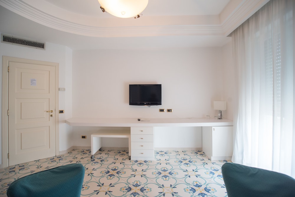 Junior Suite, Partial Sea View - Photo 8