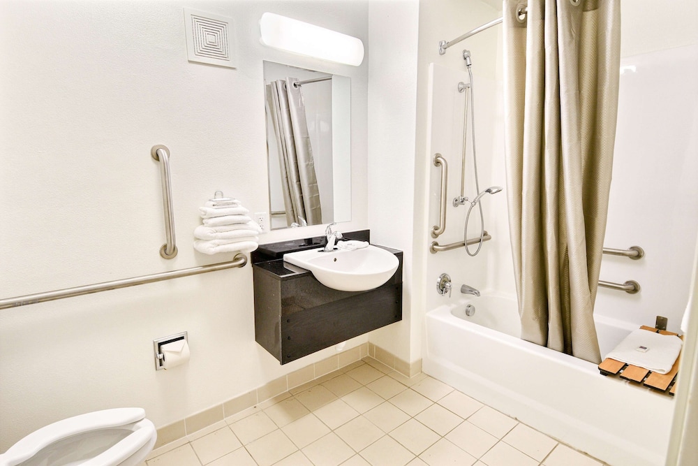 Standard Room, 2 Double Beds, Accessible, Non Smoking - Photo 6