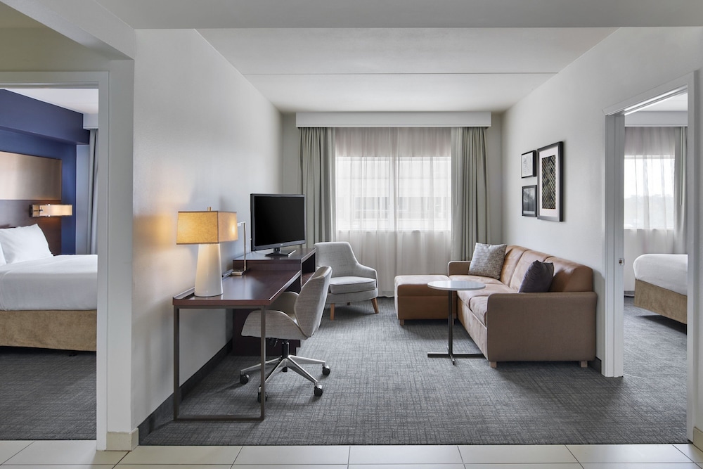 Suite, 2 Bedrooms (Mobility/Hearing Access, Roll-In Shwr) photo 1