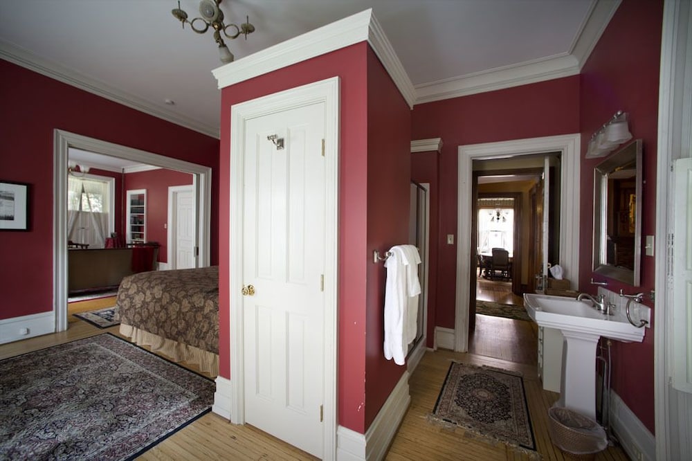 Room 6 - Red Room Suite photo 2