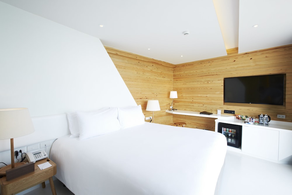 Superior Room, 1 King Bed, Ocean View - Photo 2