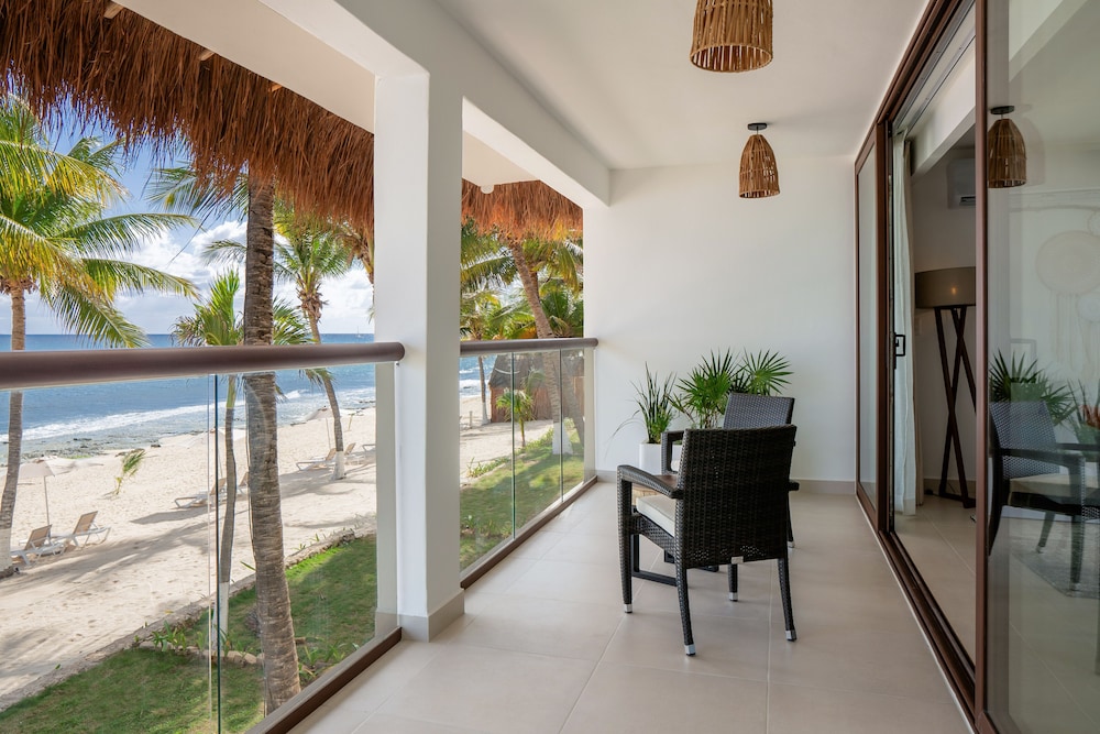 Beachfront Swim Up Suite thumbnail 6